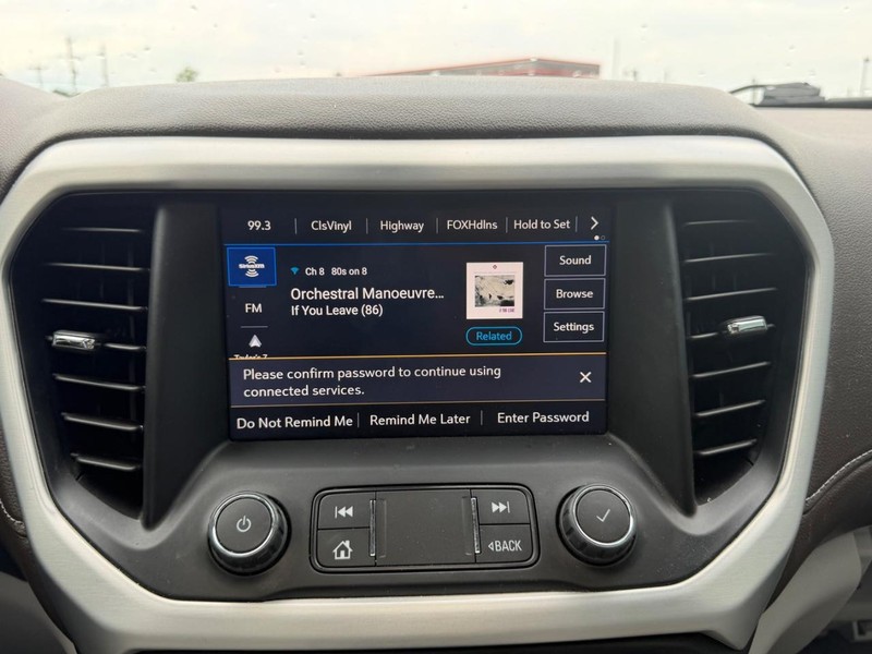 GMC Acadia Vehicle Full-screen Gallery Image 16