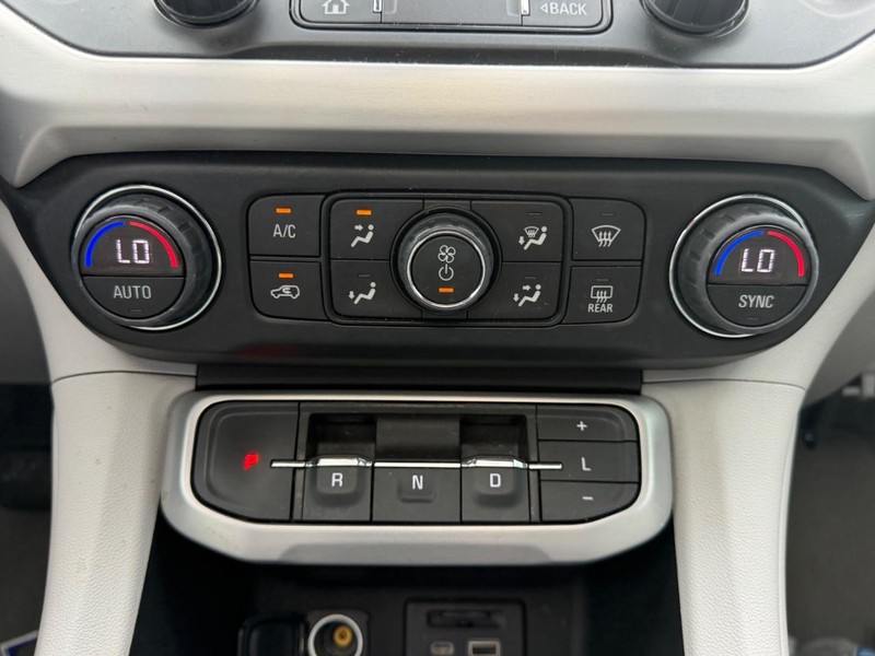 GMC Acadia Vehicle Full-screen Gallery Image 17