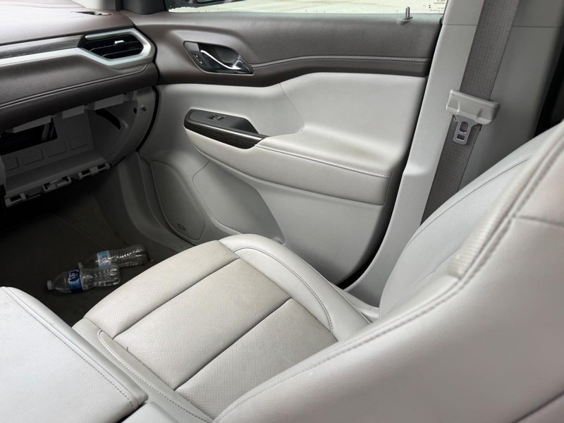 GMC Acadia Vehicle Full-screen Gallery Image 18