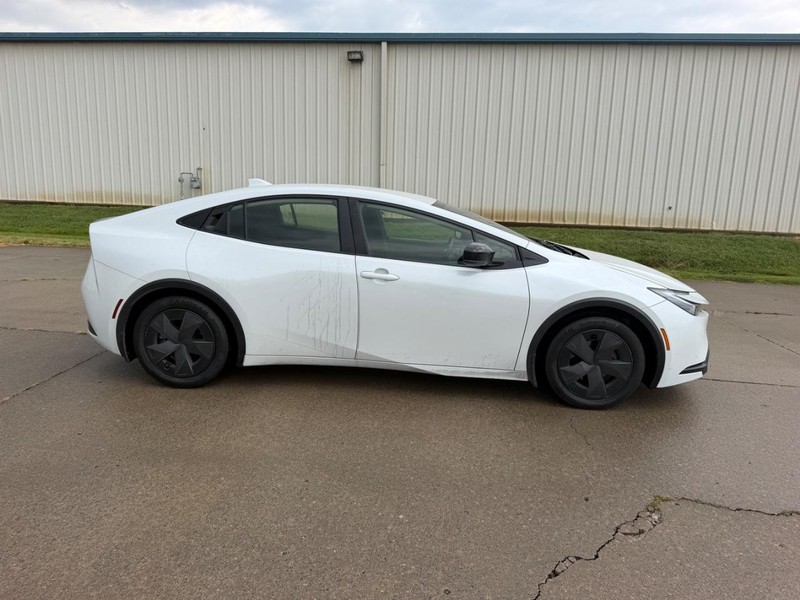 Toyota Prius Vehicle Full-screen Gallery Image 2