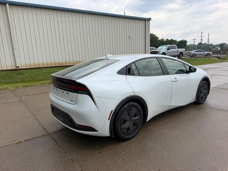 Toyota Prius Vehicle Full-screen Gallery Image 3
