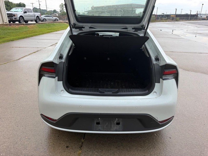 Toyota Prius Vehicle Full-screen Gallery Image 5