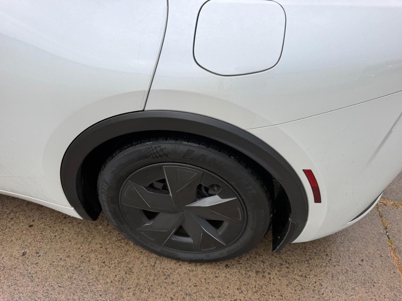 Toyota Prius Vehicle Full-screen Gallery Image 6