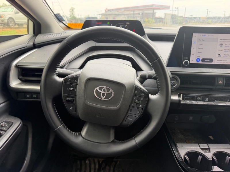 Toyota Prius Vehicle Full-screen Gallery Image 9