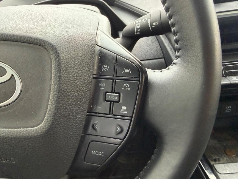 Toyota Prius Vehicle Full-screen Gallery Image 11