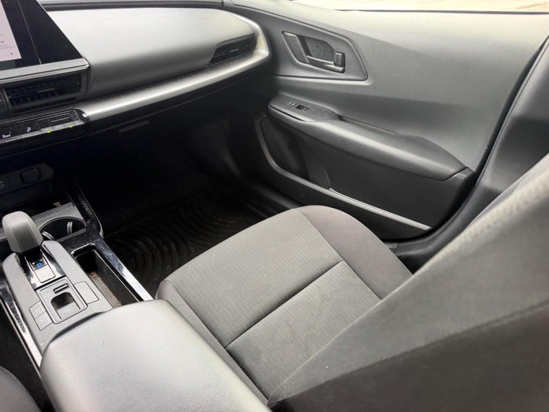 Toyota Prius Vehicle Full-screen Gallery Image 15
