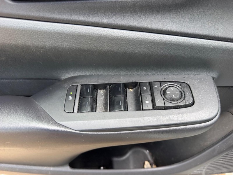 Toyota Prius Vehicle Full-screen Gallery Image 16