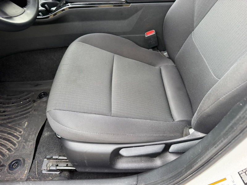 Toyota Prius Vehicle Full-screen Gallery Image 17