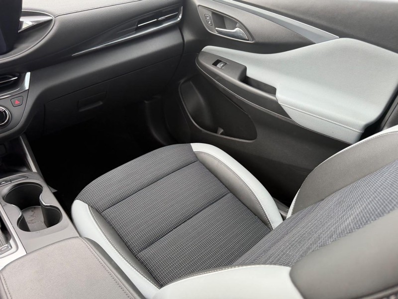 Buick Envista Vehicle Full-screen Gallery Image 16