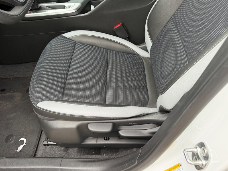 Buick Envista Vehicle Full-screen Gallery Image 18