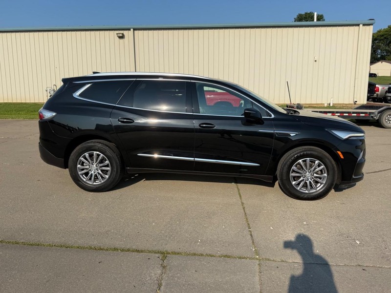 Buick Enclave Vehicle Full-screen Gallery Image 03