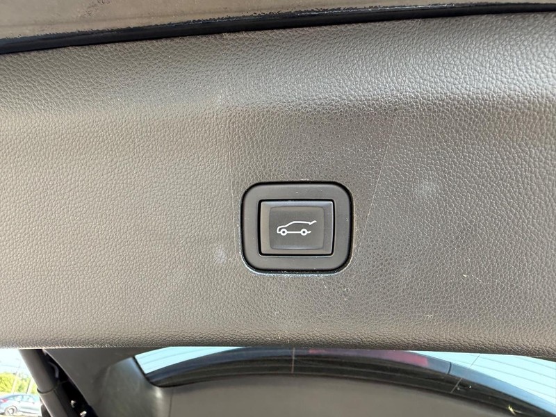 Buick Enclave Vehicle Full-screen Gallery Image 07