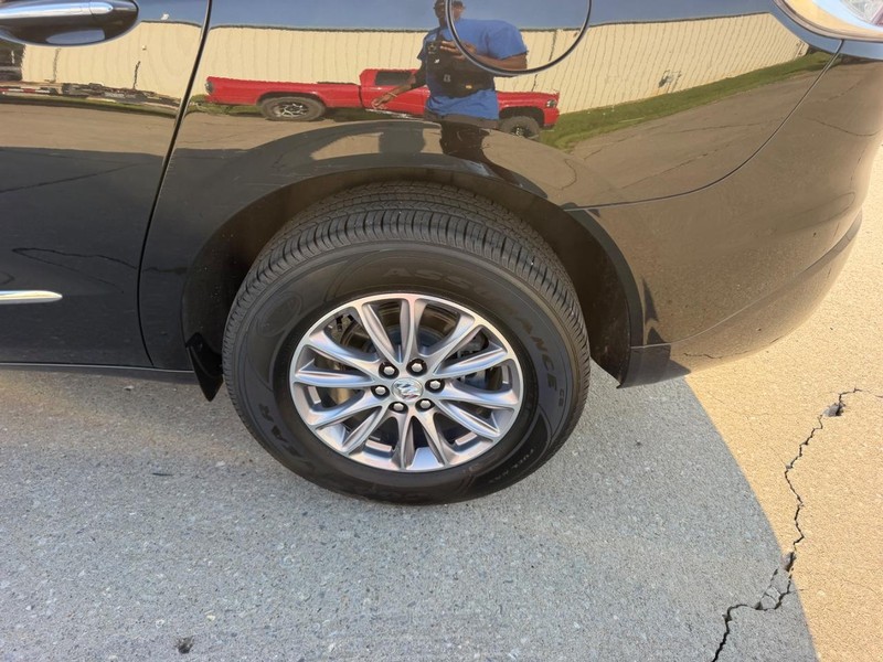Buick Enclave Vehicle Full-screen Gallery Image 08
