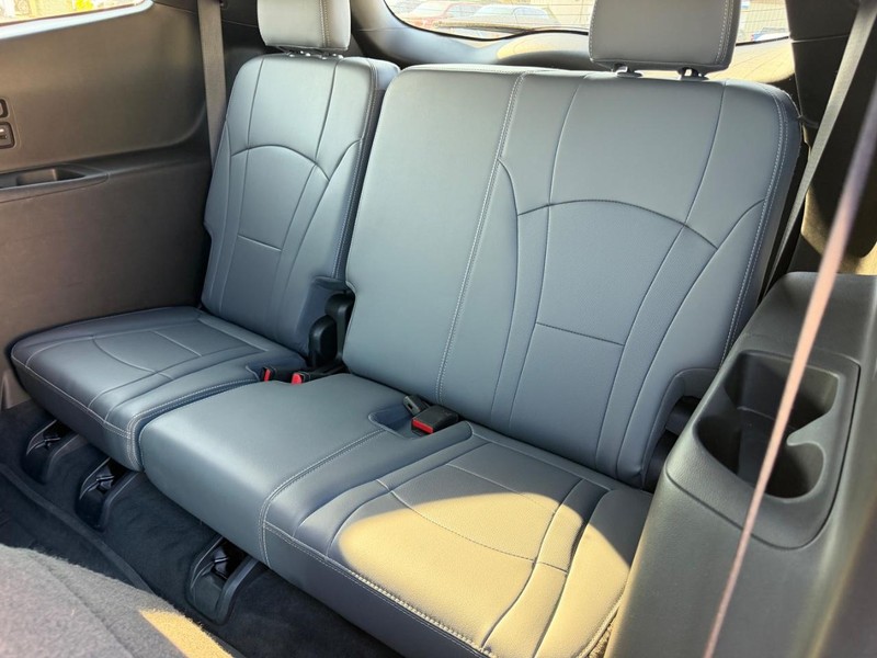 Buick Enclave Vehicle Full-screen Gallery Image 09