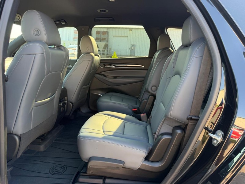 Buick Enclave Vehicle Full-screen Gallery Image 10