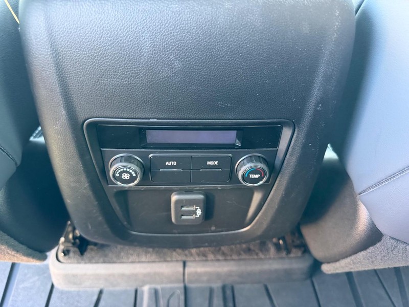 Buick Enclave Vehicle Full-screen Gallery Image 11