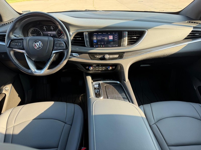 Buick Enclave Vehicle Full-screen Gallery Image 12
