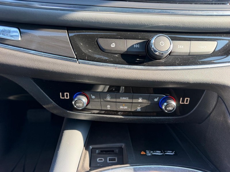 Buick Enclave Vehicle Full-screen Gallery Image 17