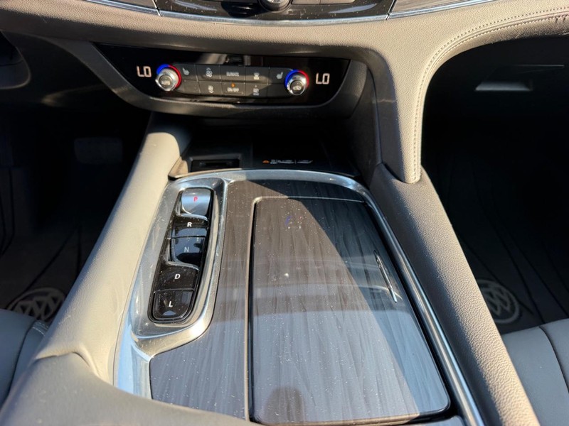 Buick Enclave Vehicle Full-screen Gallery Image 18