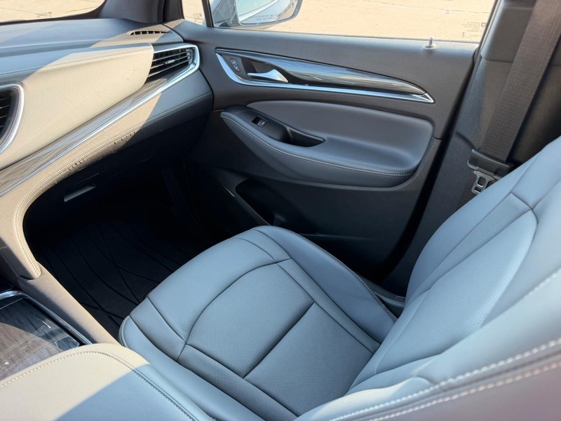 Buick Enclave Vehicle Full-screen Gallery Image 19