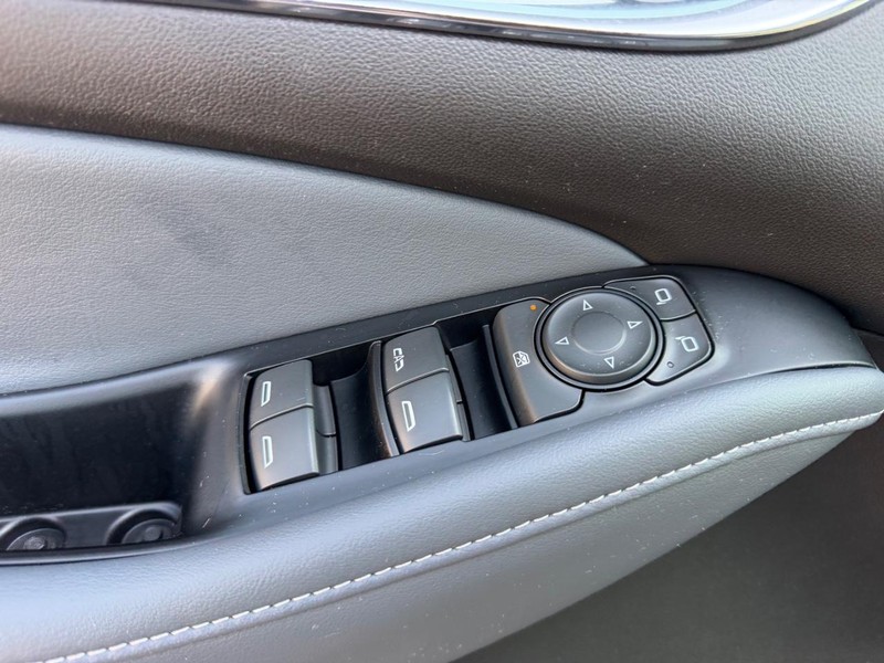 Buick Enclave Vehicle Full-screen Gallery Image 20