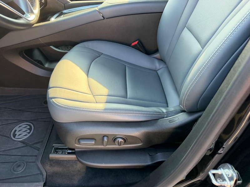 Buick Enclave Vehicle Full-screen Gallery Image 21