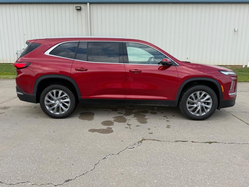 Buick Enclave Vehicle Full-screen Gallery Image 2