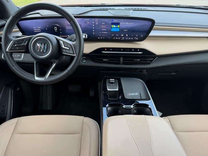 Buick Enclave Vehicle Full-screen Gallery Image 11