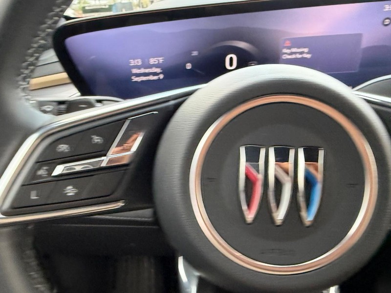 Buick Enclave Vehicle Full-screen Gallery Image 13