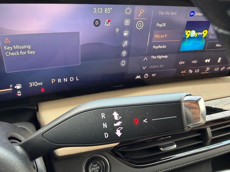Buick Enclave Vehicle Full-screen Gallery Image 15