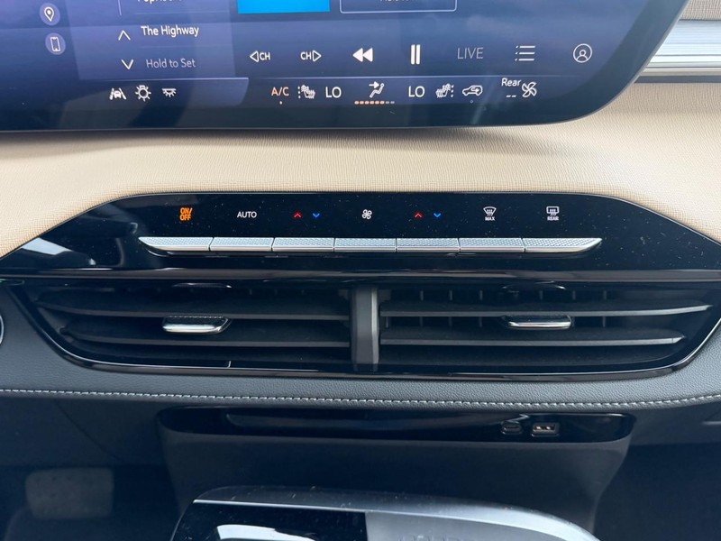 Buick Enclave Vehicle Full-screen Gallery Image 17