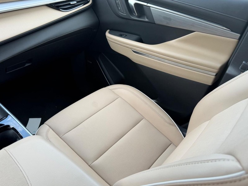 Buick Enclave Vehicle Full-screen Gallery Image 18