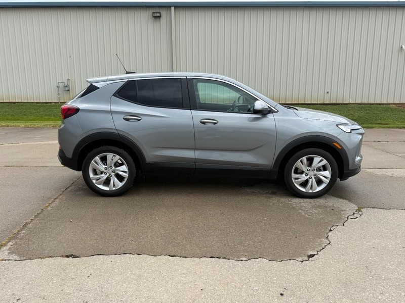 Buick Encore GX Vehicle Full-screen Gallery Image 2