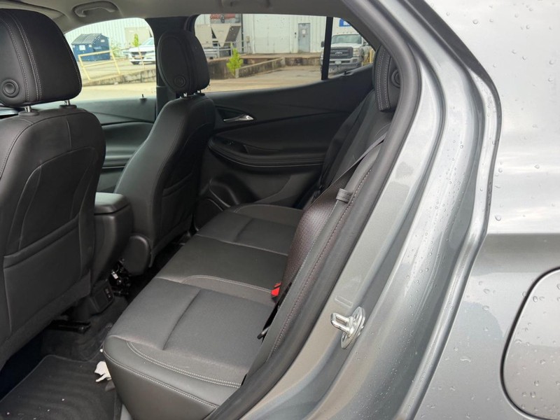Buick Encore GX Vehicle Full-screen Gallery Image 8