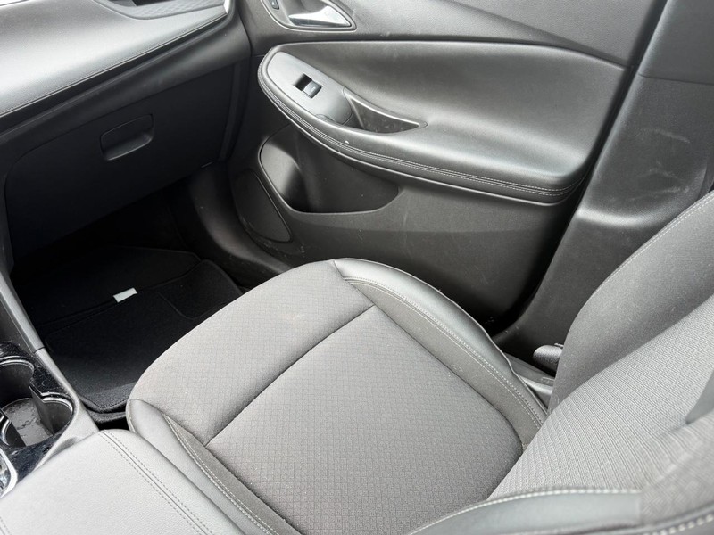 Buick Encore GX Vehicle Full-screen Gallery Image 16