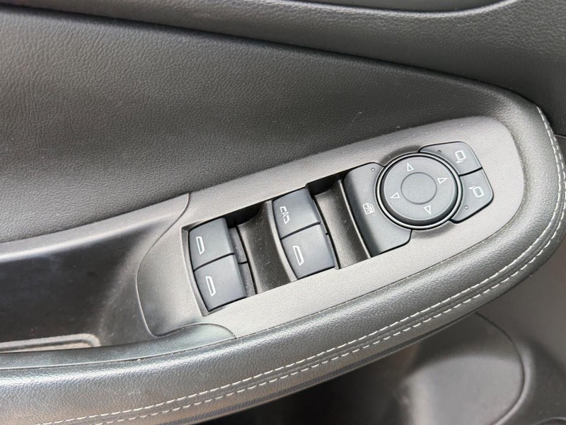 Buick Encore GX Vehicle Full-screen Gallery Image 17