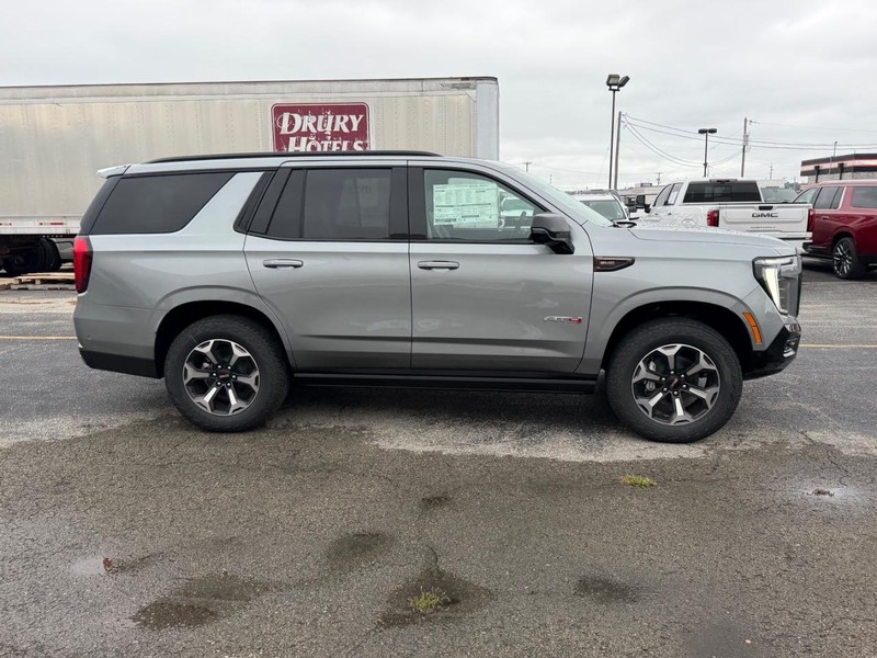 GMC Yukon Vehicle Full-screen Gallery Image 2