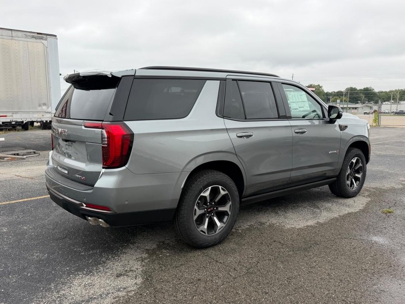 GMC Yukon Vehicle Full-screen Gallery Image 3