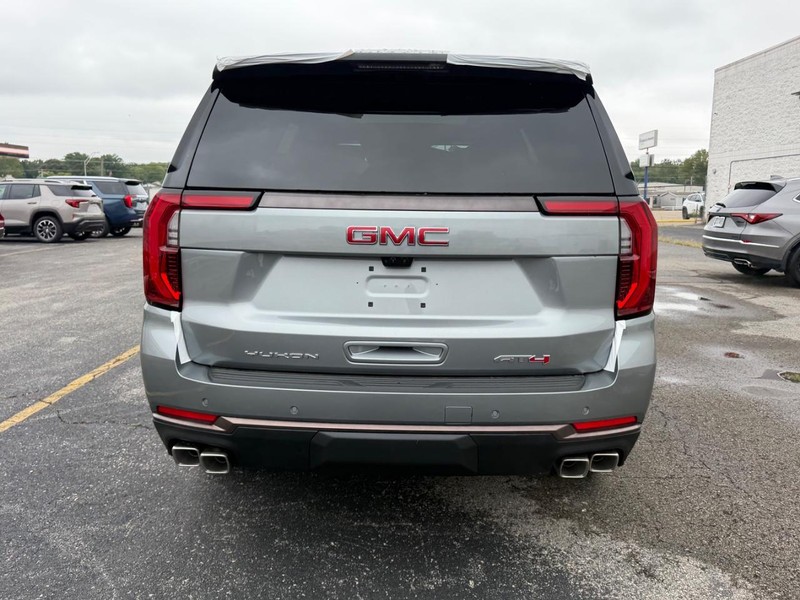 GMC Yukon Vehicle Full-screen Gallery Image 4