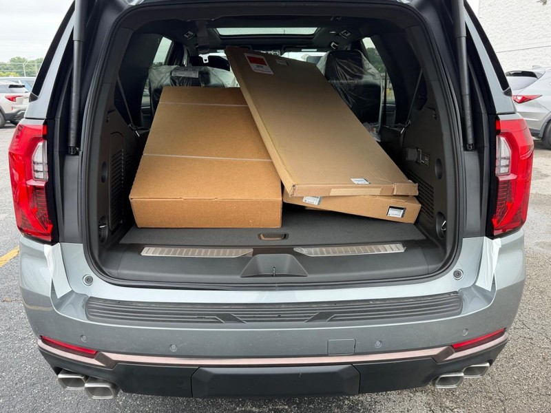 GMC Yukon Vehicle Full-screen Gallery Image 5