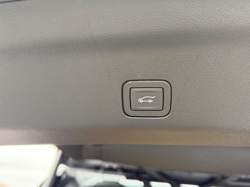 GMC Yukon Vehicle Full-screen Gallery Image 6