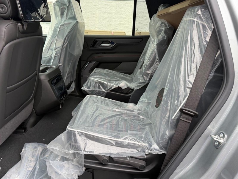 GMC Yukon Vehicle Full-screen Gallery Image 8