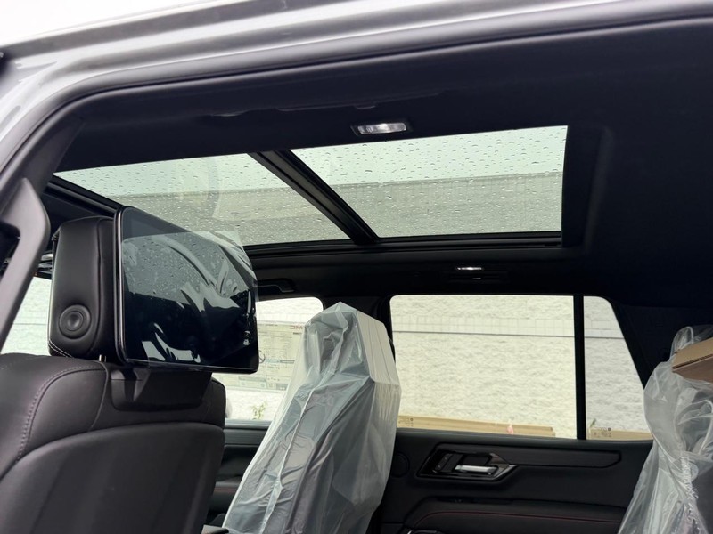 GMC Yukon Vehicle Full-screen Gallery Image 9