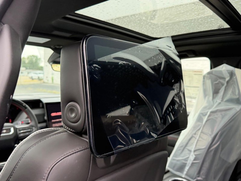GMC Yukon Vehicle Full-screen Gallery Image 10