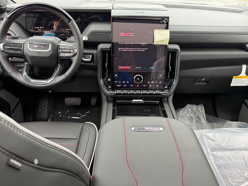 GMC Yukon Vehicle Full-screen Gallery Image 12