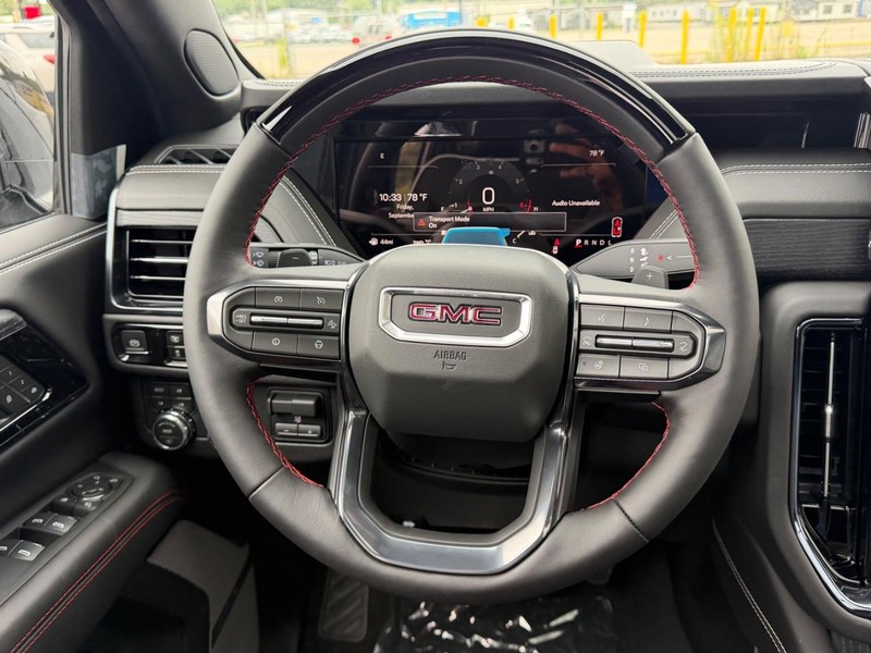 GMC Yukon Vehicle Full-screen Gallery Image 13