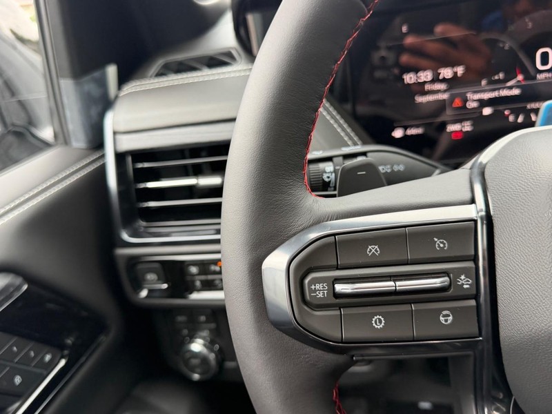 GMC Yukon Vehicle Full-screen Gallery Image 14