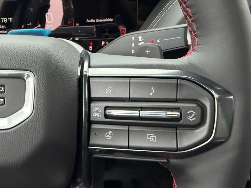 GMC Yukon Vehicle Full-screen Gallery Image 15