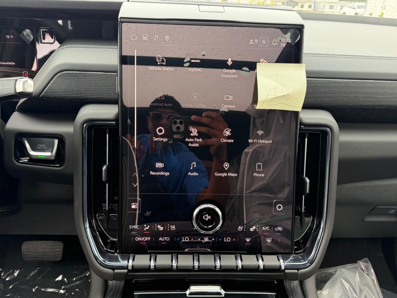 GMC Yukon Vehicle Full-screen Gallery Image 17