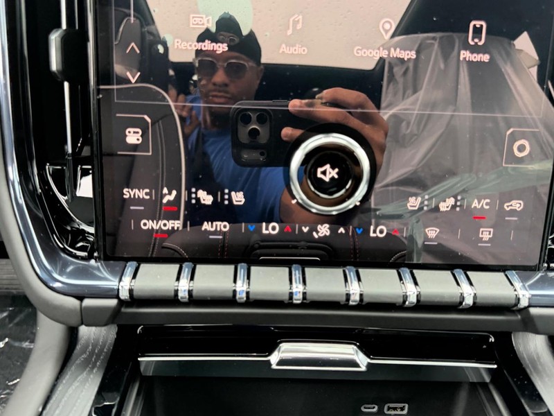 GMC Yukon Vehicle Full-screen Gallery Image 18